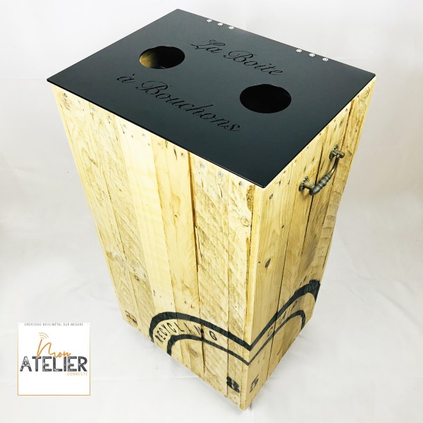 Poubelle 50L ou boîte à bouchon en bois de palette recyclé avec pochoir personnalisable en option et couvercle métal personnalisable en découpe laser sur demande.